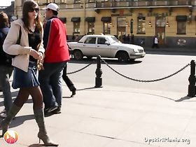 Засвет трусов под джинсовой юбкой