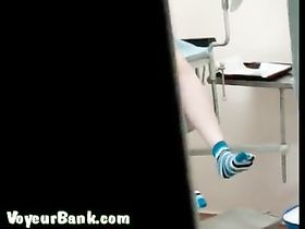 Подсмотр за голой девушкой в кабинете гинеколога