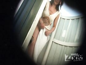 Женщина в пляжной кабинке переодевается и показывает свой мохнатый лобоко на камеру