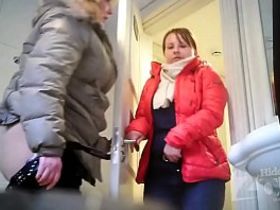 Две жирухи зашли в туалет поссать и не зная о скрытой камере показали жопу во всей красе