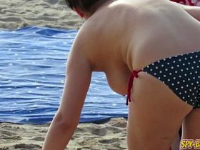 Мамочки с большими сиськами отдыхают на пляже топлес