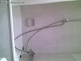 Взрослая мамочка с большими сиськами не обращает внимания на камеру и показывает свои фигуру