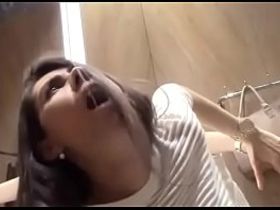 Девушка поставила свою камеру в раздевалке и стала мастурбировать дилдо