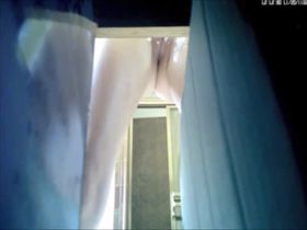 Молодая девушка бреет свою пизду на камеру