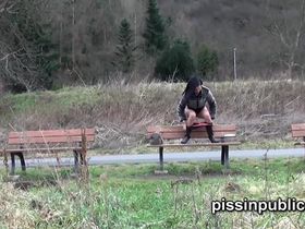 Молодые телик светят пиздой на камеру и ссут прямо на улице