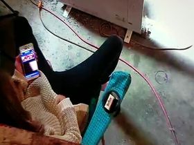 Девушка мастурбирует смотря порно прямо под скрытой камерой