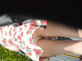 Чувак снимает на камеру трусики одной девушки под юбкой