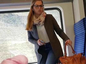 Парень снимает на камеру девушку в поезде которая увидела его дрочило