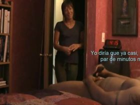 Мужик дрочит свой огромный член, а его подруга зашла и даже не спугнула его