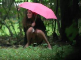 Несколько красивых девушек ссут в лесу на скрытую камеру