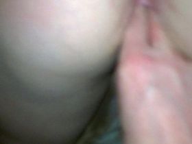 Парень жестко дрочит пальцами девушке и снимает это все на камеру