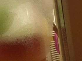 Чувак подглядывает в окно своей подруги пока та переодевается