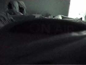 Женщина лежит на кровати и дрочит не подозревая о скрытой камере