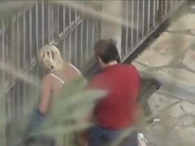 Неожиданный секс на лавочке пока никто не видит попался на камеру с окна