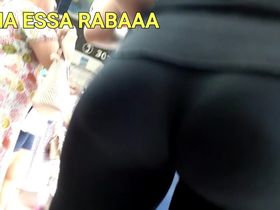 Две очень красивые попки попали на камеру парню в магазине