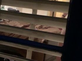 Парень спрятался в шкафу и заснял одну зрелую дамочку после душа