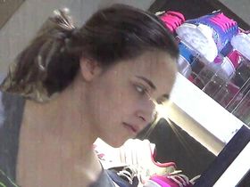 Парень нашел очень крутую попку у одной мамаши в торговом центре