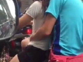 Стоя в пробке чувак заснял как тип мастурбирует подруге на мопеде