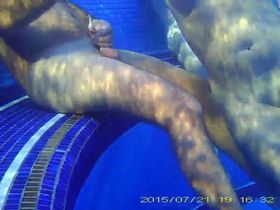 Парочка нудистов в бассейне плавают не подозревая о подводной скрытой камере