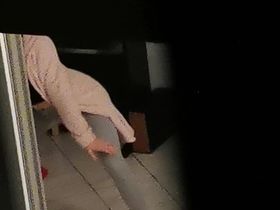 Чувак подглядывает в окно за одной красоткой которая просто танцует