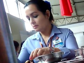 Красивая задница в узких штанах одной работницы офиса попалась на камеру