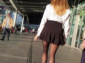 Парень тайком снимает на улице девушку в короткой юбке и колготках