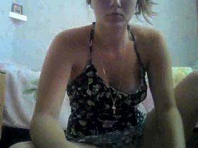 Длинноногая девка на полу показывает небритую пизду и давит на лобке прыщи