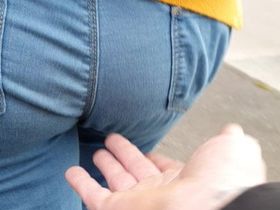 Парень на улице потрогал девушку в джинсах за упругую задницу