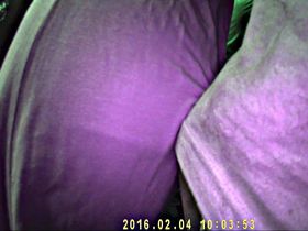 Парень в автобусе прижимается к стройной девушке и трётся пенисом об её жопку