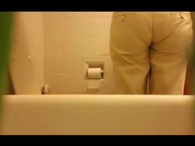 Загорелая мама и её длинноногая дочка мочатся в туалете и вытирают свои письки