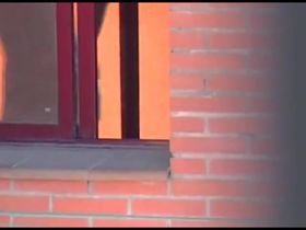 Сексуальная женщина бреет перед окном ноги и лобок и дразнит бывшего мужа