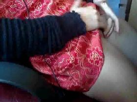 Молодая девушка в офисе прямо через трусики натирает свою киску пальцами