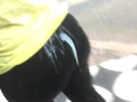 Пацан на улице забрызгал большую жопу толстой брюнетки спермой