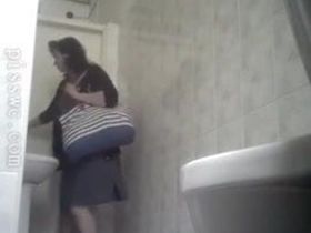 Зрелая женщина пописала в туалете перед скрытой камерой и показала чёрные трусы