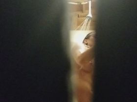 Мужик подглядывает в душевой за молодой девушкой и снимает её бритую пизду