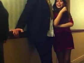 Трах пьяного парня с миниатюрной няшкой в коридоре отеля на глазах у охраны