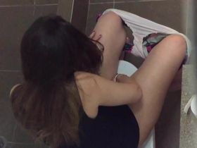 Студентка в белых трусиках писает в общежитии в туалете и вытирает манду