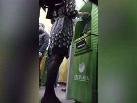 Мужик в торговом центре заглядывает тёлкам под платья и под юбки