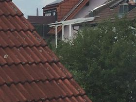 Голая брюнетка моет на балконе окна на глазах у соседа