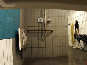 Подглядки в душе за сочными сучками