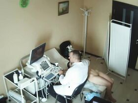 Девушка у гинеколога раздвигает ноги