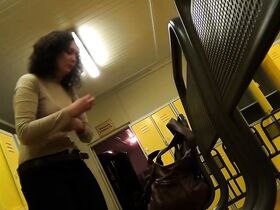 Стройная брюнетка обнажается в раздевалке