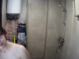 Красавица с упругим телом в душе